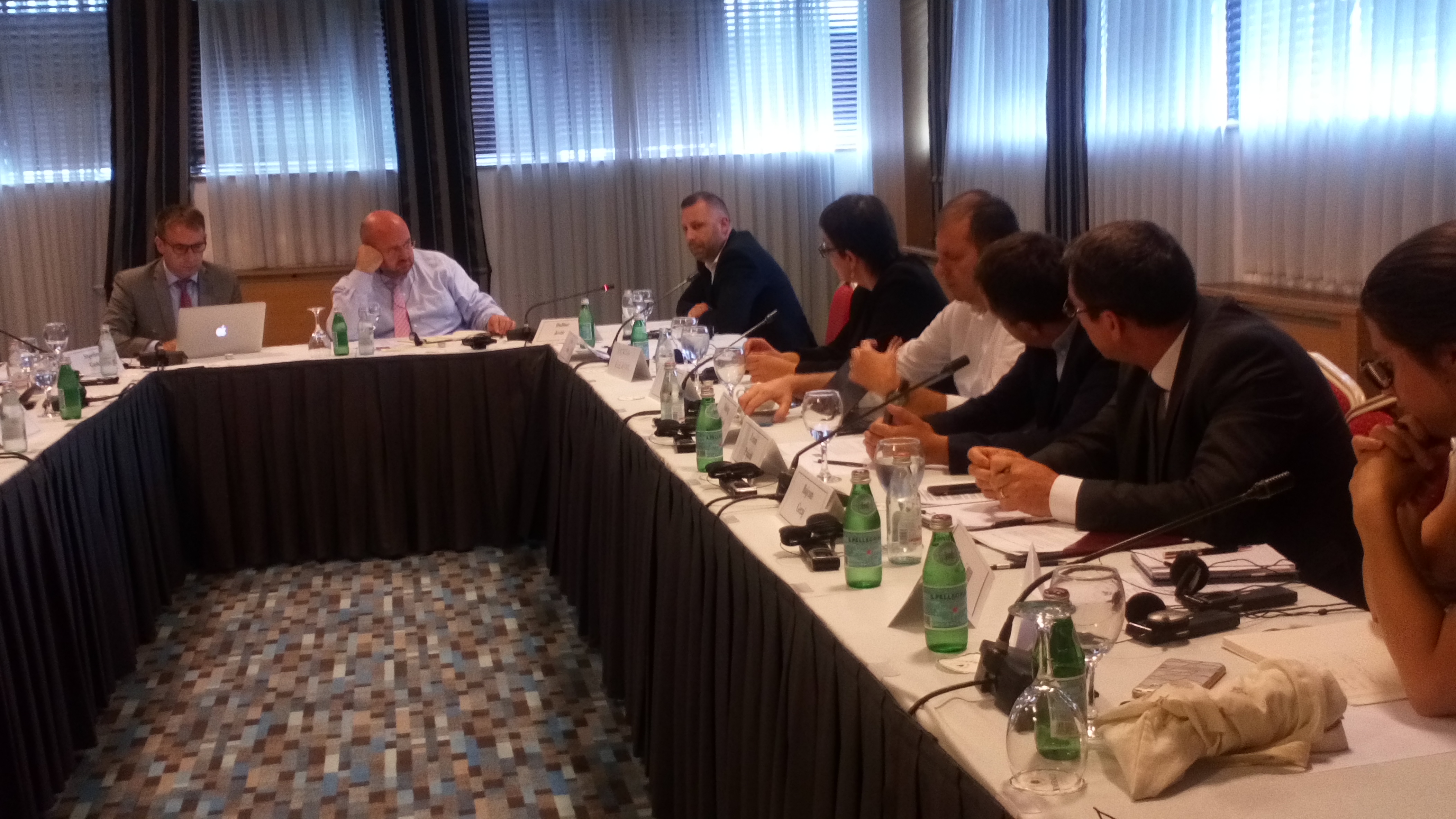 THE POLITICS OF THE ASSOCIATION/COMMUNITY